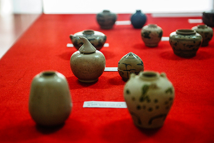 Một số cổ vật gốm sứ có giá trị cao được phát hiện trên tàu cổ đắm tại vùng biển Bình Châu (Quảng Ngãi).