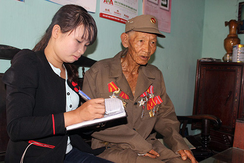 Cựu chiến binh Lê Thanh Yêm kể chuyện cuộc đời mình. Ảnh: GI.BIÊN