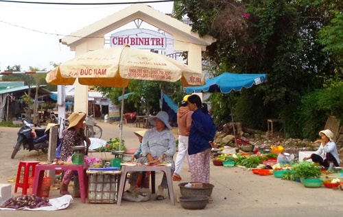 buôn bán trái phép bên ngoài chợ Bình Trị (huyện Thăng Bình) khiến cho việc buôn bán bên trong chợ gặp nhiều khó khăn. Ảnh: X.TRƯỜNG