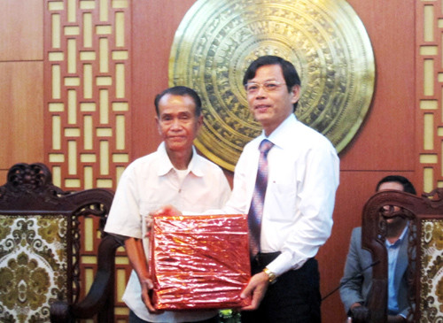 Phó Chủ tịch UBND tỉnh Nguyễn Chín tặng quà lưu niệm cho Hiệp hội Cựu chiến binh tỉnh Sê Kông.