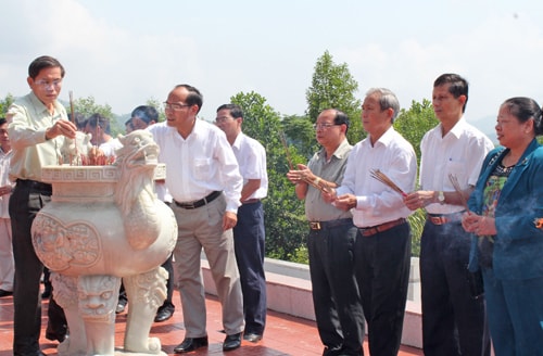 Dâng hương tại Nhà bia di tích lịch sử quốc gia Ban Kiểm tra Khu ủy khu 5. Ảnh: MỸ LỘC