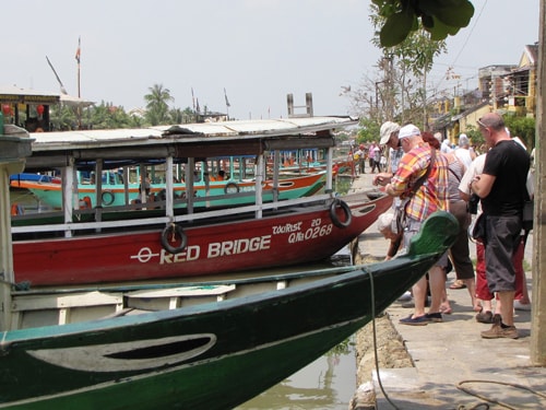 Với phương thức sản xuất kinh doanh linh hoạt, thời gian qua nhiều HTX đã đem lại lợi nhuận cao cho xã viên. TRONG ẢNH: HTX Vận tải Hội An với dịch vụ du lịch bằng đường thủy. Ảnh: N.D