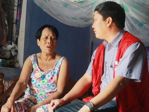 Bà Đặng Thị Hoa tạm trú tại Trạm Y tế xã Bình Quý, hơn 2 năm nay sống nhờ vào nguồn  trợ giúp của cộng đồng. Ảnh: VINH ANH