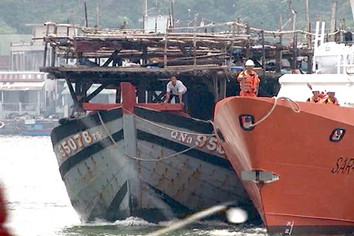 Tàu Sar-412 lai dắt tàu cá QNa-95078 TS vào cảng Hải Đoàn 48 của Bộ đội Biên phòng an toàn.