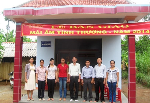 Hội LHPN xã Tiên Hà bàn giao nhà “mái ấm tình thương” cho hộ khó khăn về nhà ở. Ảnh: N.H