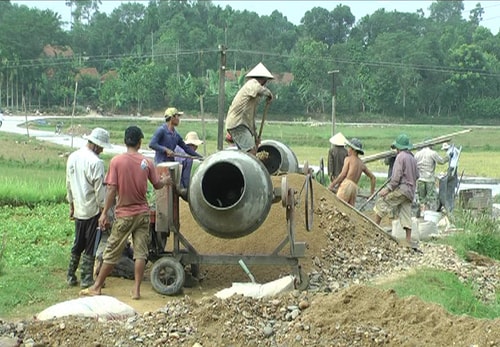 Nhân dân thôn 6 xã Tiên Mỹ ra quân thực hiện bê tông hóa giao thông nông thôn góp phần xây dựng nông thôn mới. Ảnh: P.H