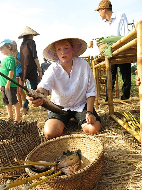 Giống như một người nhà quê thực thụ, Anna Barthdsen Hagland đã nhanh chóng đập cá lóc xuống nền đường, xiên que vào miệng, nướng cá trên đống rơm ngùn ngụt lửa và tự mình thưởng thức món ăn do tay mình chế biến.