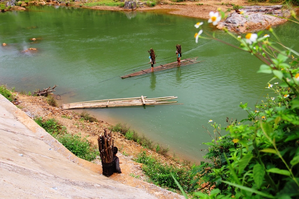 Bám bè nứa trở về nhà sau chuyến vào rừng kiếm củi.