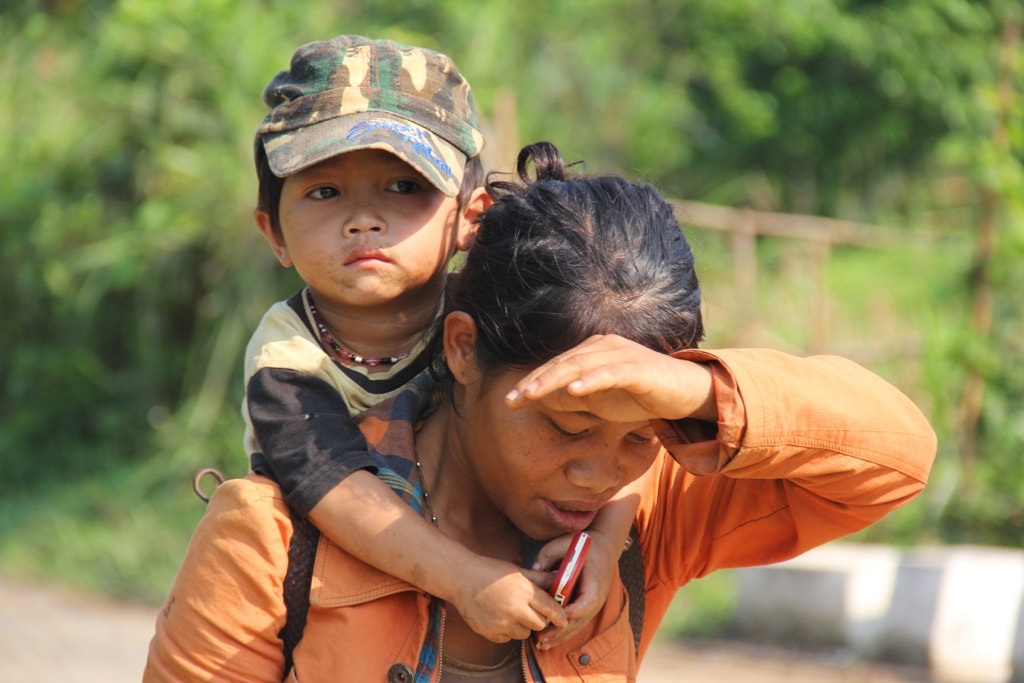 Ngày nắng, những đứa trẻ ở nhà không có người trông nom, thường đi theo mẹ lên rẫy.