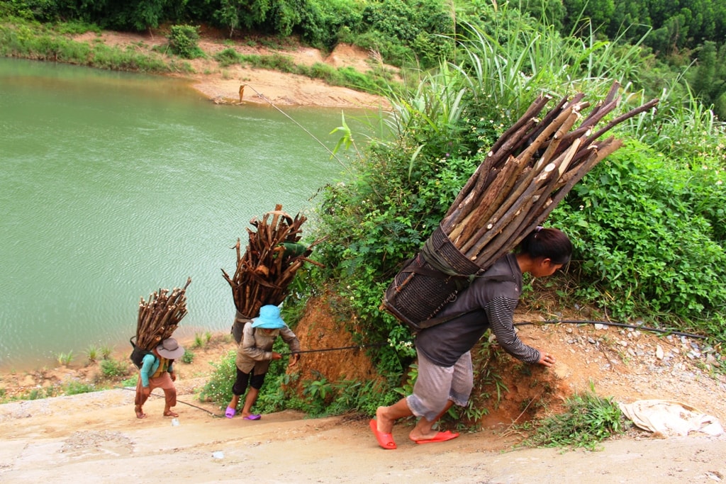 Nhọc nhằn trở về nhà của phụ nữ vùng cao.