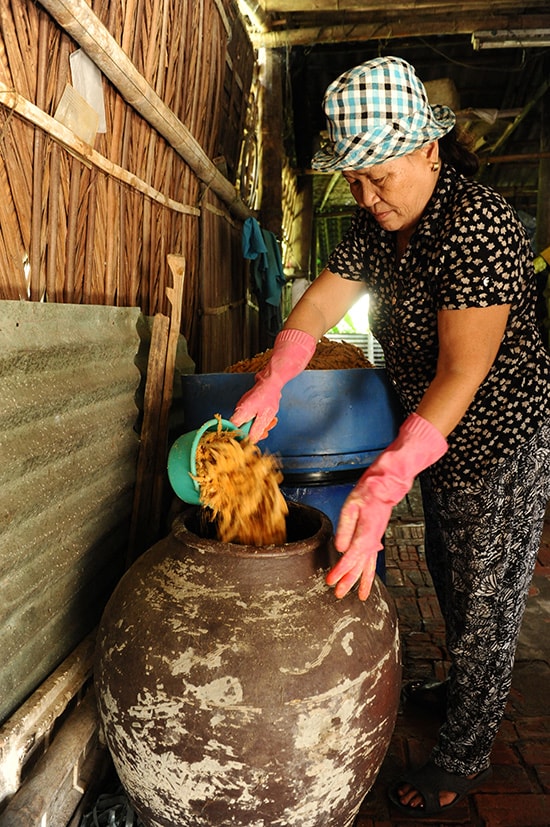 Cho cá vào hủ để ủ.