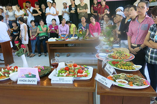 Quang cảnh buổi đấu mâm ăn của Bệnh viện Đa khoa Quảng Nam.