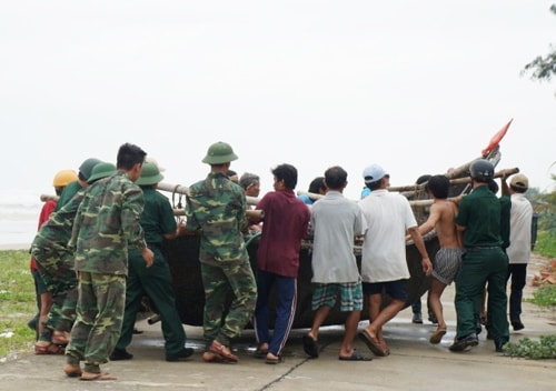 Lực lượng dân quân biển Tam Kỳ cùng bộ đội biên phòng giúp dân sơ tán phương tiện tàu thuyền tránh bão.