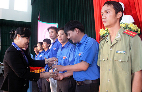 Trưởng ban Dân vận Tỉnh ủy Nguyễn Thị Kim Dung trao tặng kỷ niệm chương cho gương “Thanh niên tiên tiến làm theo lời Bác năm 2014”.  Ảnh: VINH ANH