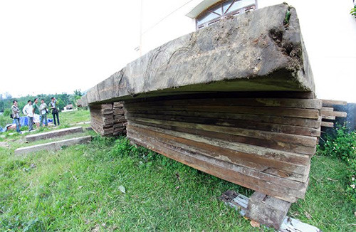 Số lượng lớn gỗ quý cất giấu trái phép trong rừng giáp ranh được cơ quan chức năng tạm giữ tại UBND xã Tư, huyện Đông Giang.