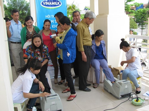 Tăng cường chất lượng và công tác hậu mãi tốt là yếu tố góp phần đưa hàng Việt thành công ngay tại sân nhà. Trong ảnh: Công ty Sữa Vinamilk đo loãng xương cho người tiêu dùng tại TP.Tam Kỳ.