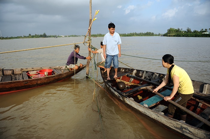 Phụ nữ cũng tham gia đánh bắt cá.