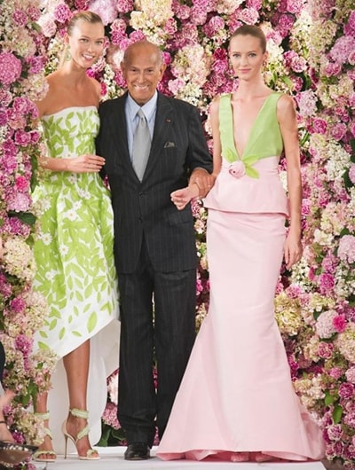 Nhà thiết kế Oscar de la Renta trên sàn diễn xuân hè 2015 tại New York Fashion Week tháng 9 vừa qua.