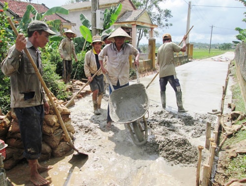 Thời gian qua, phong trào làm giao thông nông thôn diễn ra mạnh mẽ ở xã Bình An. Ảnh: N.S