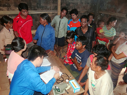 Câu lạc bộ Thầy thuốc trẻ tỉnh tổ chức khám chữa bệnh cho người dân vùng biên. (ảnh do Tỉnh đoàn Quảng Nam cung cấp).