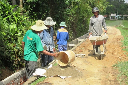 Nông dân Thăng Bình khẩn trương bê tông hóa kênh mương để kịp phục vụ sản xuất đông xuân.Ảnh: N.SỰ