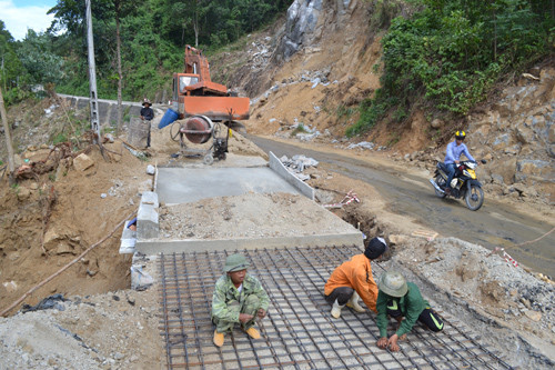 Gia cố điểm sạt lở trên các tuyến giao thông miền núi.Ảnh: CÔNG TÚ