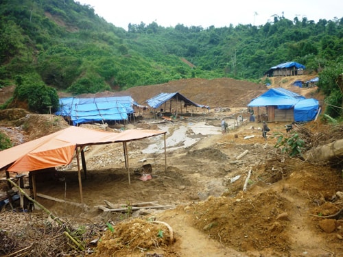 Một “đại bản doanh” vàng tặc tại xã Đắc Pring, huyện Nam Giang. Ảnh: T.HỮU