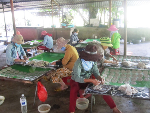 Xưởng cá bò của chị Nguyễn Thị Hận giải quyết công ăn việc làm hàng ngày cho gần 50 chị em đủ mọi lứa tuổi.Ảnh: H.NHÂN