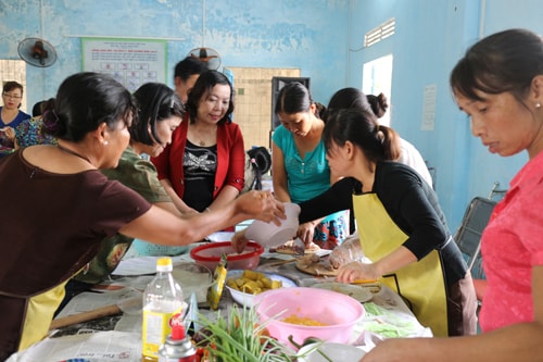 Công tác đào tạo nghề cho lao động nông thôn ở các địa phương đã đi vào nền nếp. Trong ảnh: Lớp đào tạo nghề nấu ăn cho lao động nông thôn TP. Tam Kỳ.Ảnh: D.LỆ