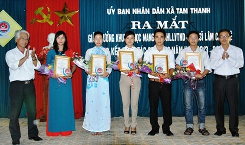 Lãnh đạo xã Tam Thanh trao giải thưởng khuyến học Lâm Cao Tuệ cho các thầy, cô và các em học sinh trong xã.