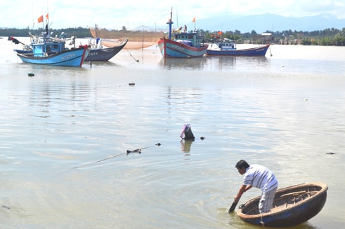 Ngư dân khối Phước Hòa (phường Cửa Đại, TP.Hội An) chuẩn bị vươn khơi. Ảnh: N.Q.V