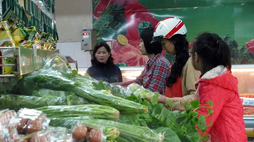 Giá mặt hàng tiêu dùng, thực phẩm hiện nay vẫn đứng yên dù giá xăng tăng hay giảm.Ảnh: THỤC ANH