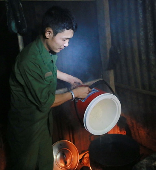 Dù đã xuất ngũ nhưng Trần Thanh Thuy vẫn xứng danh Bộ đội Cụ Hồ khi nhiệt tình phục vụ bệnh nhân nghèo.