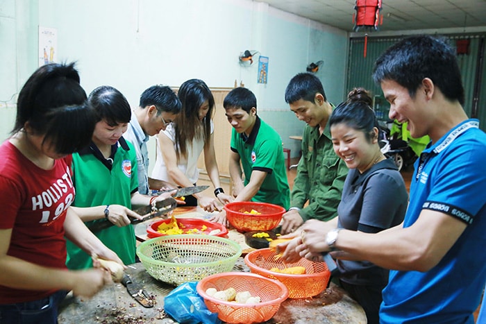 Các thành viên trao đổi các ý tưởng để phục vụ bệnh nhân tốt hơn.