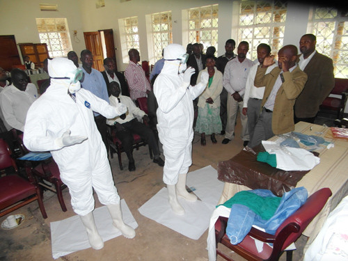 Các chuyên gia hướng dẫn nhân viên y tế tại tây Phi sử dụng trang phục bảo hộ phòng lây nhiễm Ebola.
