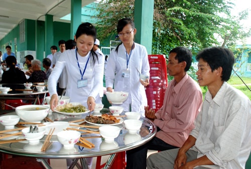 Y - bác sĩ Trung tâm Y tế Phú Ninh phục vụ bữa trưa từ thiện cho bệnh nhân và người nhà. Ảnh: H. NHÂN