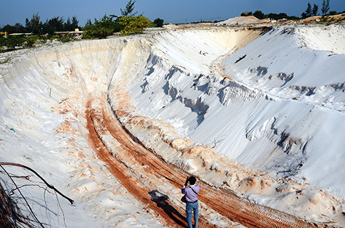 Dấu vết khai thác cát trắng còn mới tại địa bàn xã Tam Thăng TP.Tam Kỳ. Ảnh: TRẦN HỮU