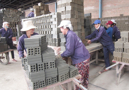Sản xuất gạch tại nhà máy gạch tuynen Phú Ninh Hòa ở Cụm công nghiệp Đông Phú 1. Ảnh: T.A