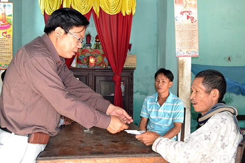 Đại diện Ban An toàn giao thông tỉnh thăm, động viên, tặng quà ông Trần Đệ (xã Bình Nguyên, Thăng Bình) có vợ tử vong do tai nạn giao thông. Ảnh: CÔNG TÚ