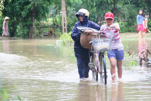 Mưa lớn gây ngập úng tại khu dân cư khối phố Mỹ Thạch Trung (phường Tân Thạnh).