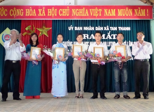 Trao Giải thưởng Khuyến học Lâm Cao Tuệ cho học sinh, sinh viên, giáo viên tiêu biểu trong học tập, nghiên cứu và giảng dạy. Ảnh: HOÀNG BIN