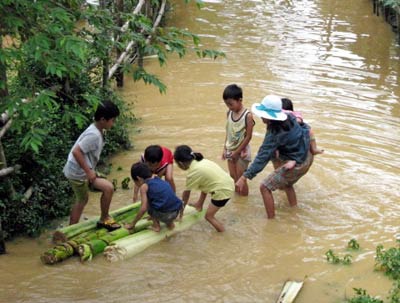 Đóng bè chuối là một trong những trò chơi khó quê của trẻ em vùng lũ. Ảnh: Internet.