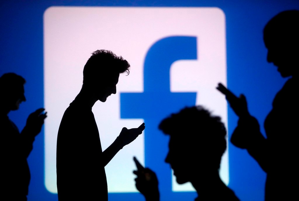 Facebook đang ngày càng chi phối mạnh mẽ đời sống con người - Ảnh: Reuters
