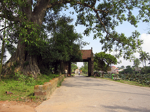 Cổng làng Làng cổ Đường Lâm - Hà Nội.  Ảnh T.AN