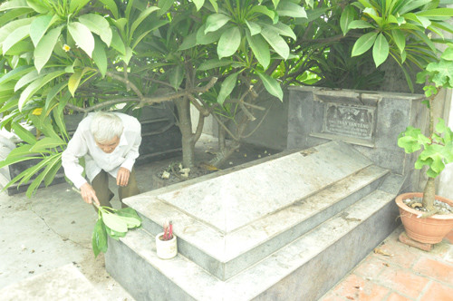 Ông Trần Văn Hợp chăm sóc phần mộ thân phụ.