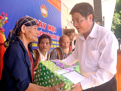 Bí thư Tỉnh ủy Nguyễn Đức Hải tặng quà cho các hộ nghèo thôn 2, xã Trà Mai. Ảnh: NGUYÊN ĐOAN