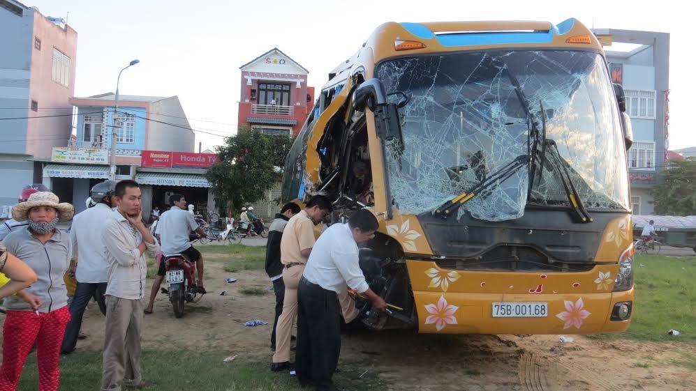 Xe khách bị biến dạng nghiêm trọng phần đầu. ảnh: H.L