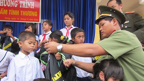 Chi đoàn Công an Tây Giang trao quà cho học sinh nghèo xã Dang.