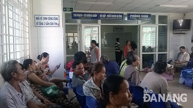 Hàng trăm người nhà đi theo bà bầu ở khu chờ sinh tầng 4, Bệnh viện Phụ sản - Nhi được hướng dẫn xuống tầng 2 đi vệ sinh. (bảng hướng dẫn treo trên tường) Ảnh: THU HOA