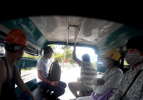 Người dân vẫn dùng xe lam làm phương tiện di chuyển. Ảnh: Trần Hào